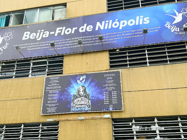 Beija-Flor altera fachada de barracão para incluir alerta sobre intolerância