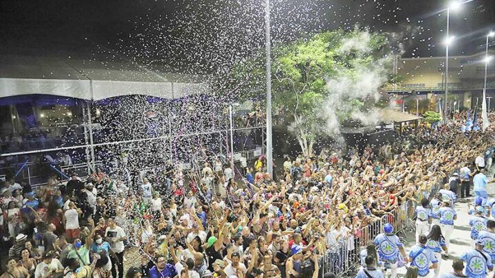 No primeiro dia da abertura do Rio Carnaval, escolas de samba mostram uma prévia dos desfiles da Sapucaí