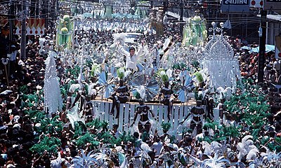 Da avenida para as telonas! Império Serrano leva desfile histórico para o cinema