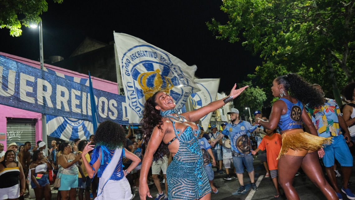 Vila Isabel realiza novo ensaio de rua antes de treino oficial na Sapucaí