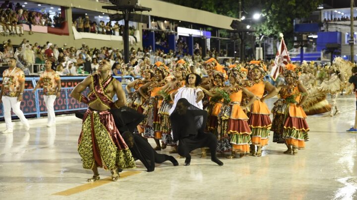 Carlinhos de Jesus revela segredos da comissão de frente