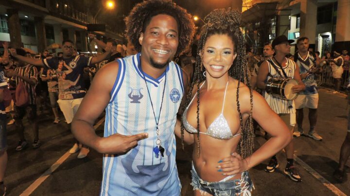 Rainha de bateria da Sossego, Malu Torres exibe samba no pé e carisma em ensaio de rua