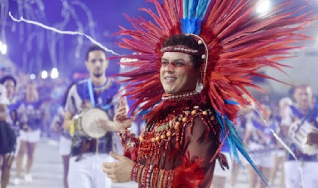 Índio guerreiro – Rei de bateria do Sossego dá show de samba no pé em ensaio técnico