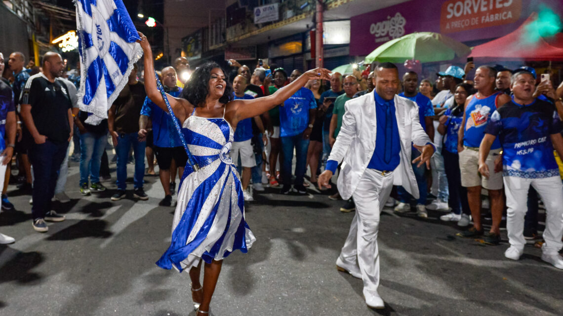 Beija-Flor volta às ruas e dobra agenda de ensaios para o Carnaval 2022