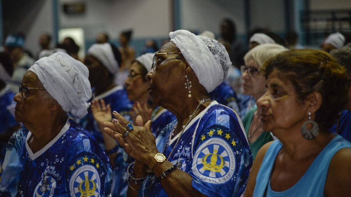 Vila Isabel faz festa para comemorar e agradecer pelos 76 anos de história