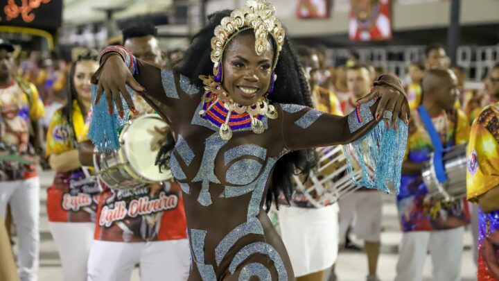 Representando a realeza africana, Egili Oliveira brilha no ensaio dos Acadêmicos de Vigário Geral