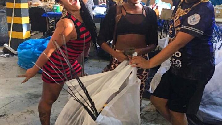 Na reta final para o desfile, Beija-Flor entrega fantasias à comunidade e faz últimos ensaios para o Carnaval