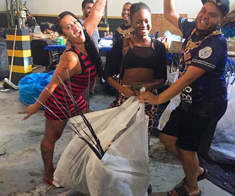 Na reta final para o desfile, Beija-Flor entrega fantasias à comunidade e faz últimos ensaios para o Carnaval