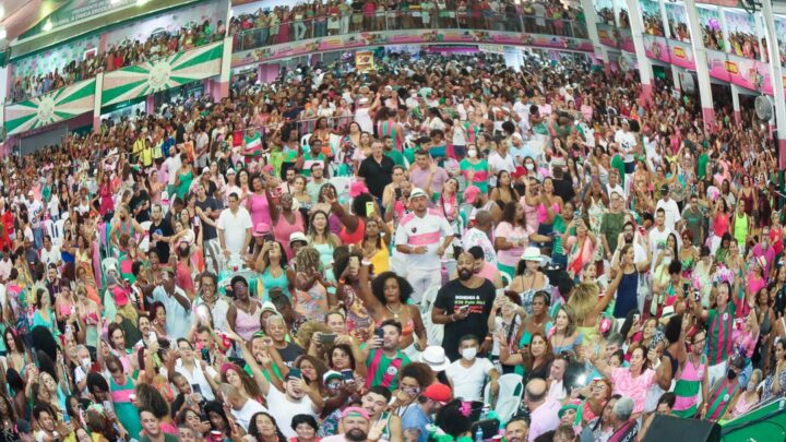 Mangueira apresenta equipe em feijoada