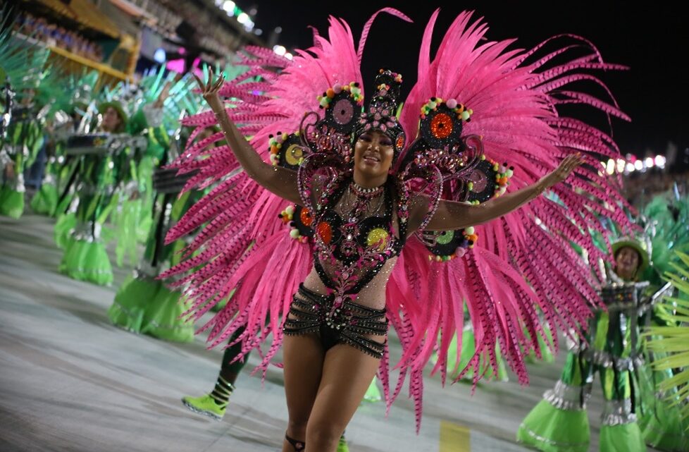 Coroação da Rainha de Bateria Katarina Harmony acontece neste domingo na Lins Imperial