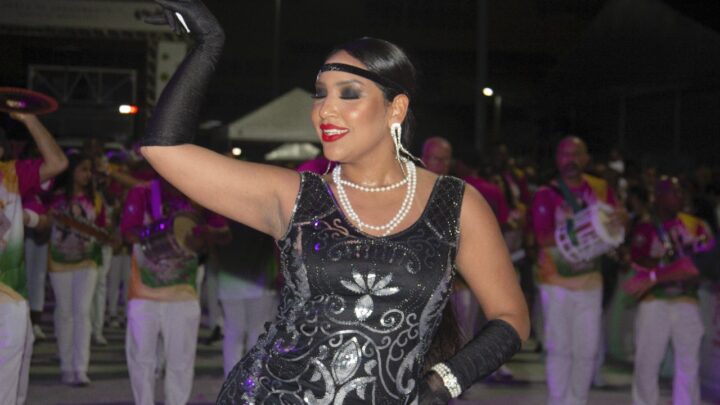 Katarina Harmony esbanja elegância  no mini desfile da Lins