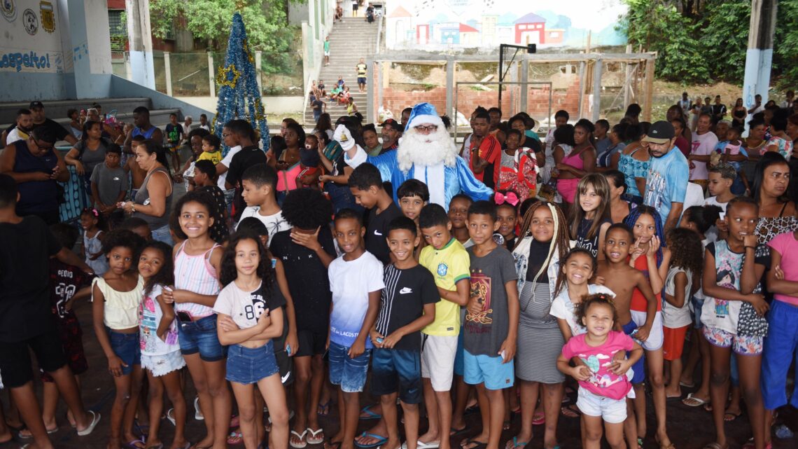 Papai Noel da Vila Isabel faz a festa da criançada no Morro dos Macacos