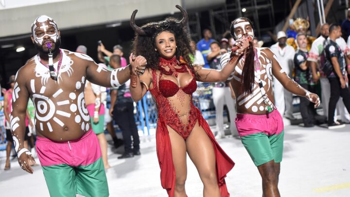 De ‘pé no chão’, Mangueira exalta a música, a Bahia e suas mulheres pretas em ensaio do Rio Carnaval