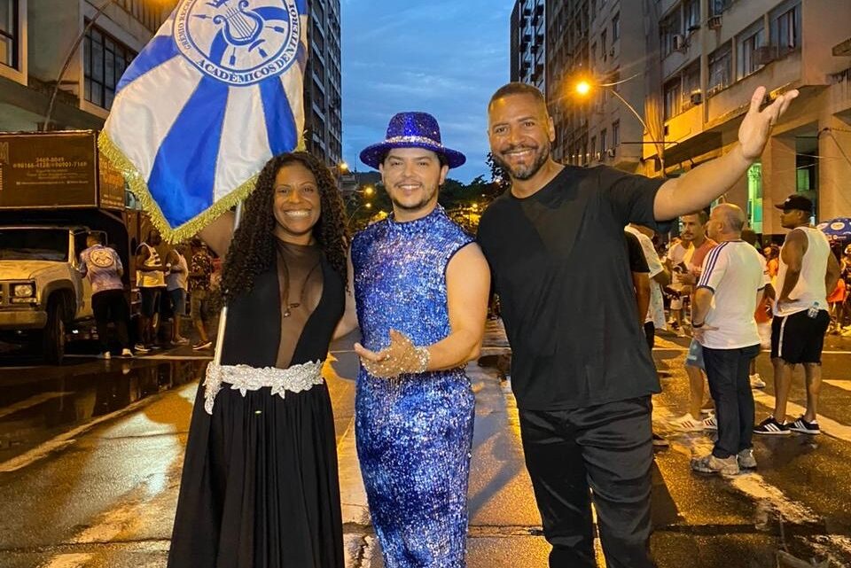 Com muito samba no pé, Rei de bateria da Acadêmicos de Niterói treina na Amaral Peixoto