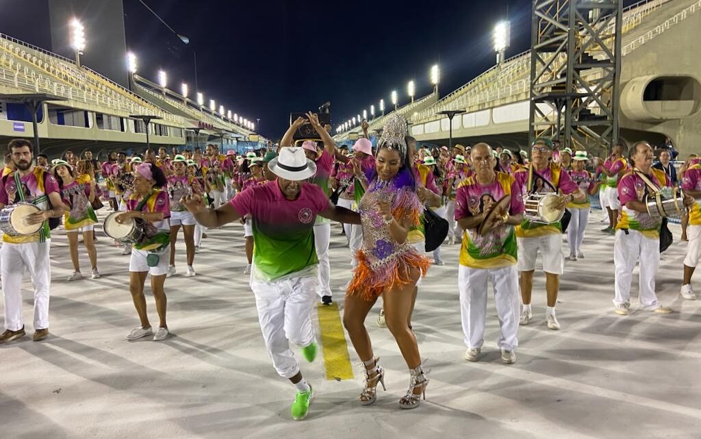 Bateria da Lins e sua Rainha levantam público durante ensaio técnico na Sapucaí