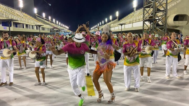 Bateria da Lins e sua Rainha levantam público durante ensaio técnico na Sapucaí