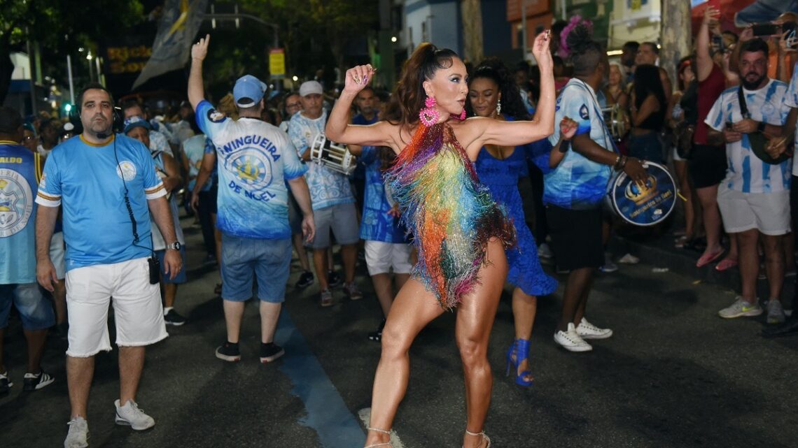 Sabrina Sato reina à frente da Swingueira de Noel no ensaio de rua da Vila Isabel