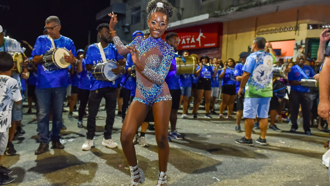 Beija-Flor recebe Mangueira para ensaio de rua em Nilópolis no sábado