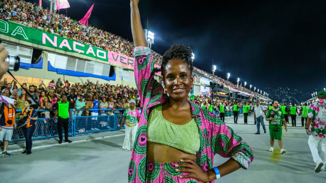 Djamila Ribeiro ensaia na Sapucaí com a Mangueira