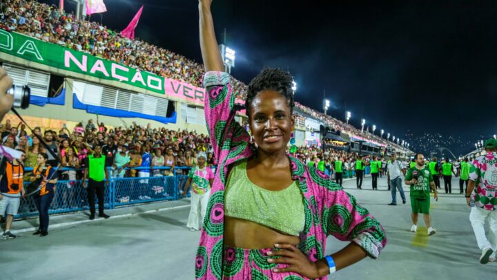 Djamila Ribeiro ensaia na Sapucaí com a Mangueira