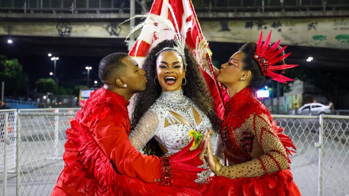 Anny Alves rouba a cena e arrasa em ensaio técnico na Sapucaí