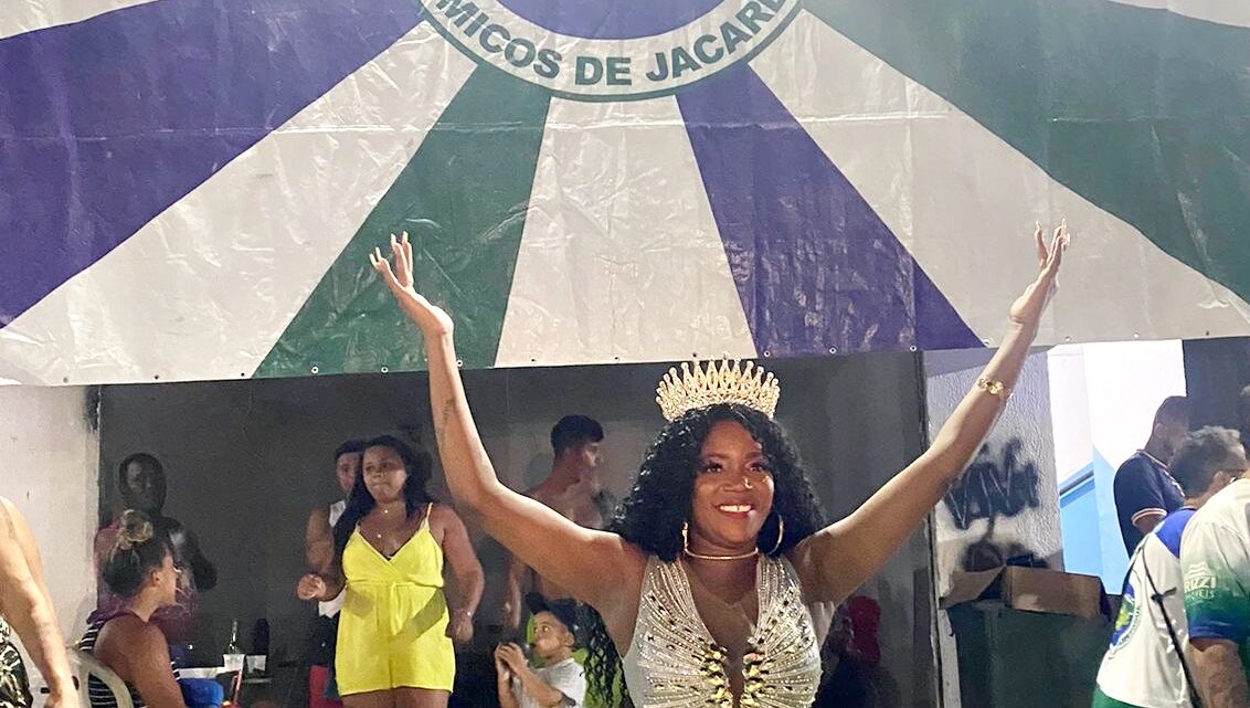 Marisa Charme é coroada Rainha de bateria da Acadêmicos de Jacarepaguá