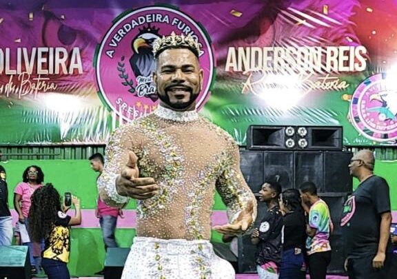 Rei de Bateria Anderson Reis prestigia disputa de samba-enredo da Lins Imperial e Inaugura Banner em sua Homenagem