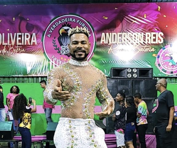 Rei de Bateria Anderson Reis prestigia disputa de samba-enredo da Lins Imperial e Inaugura Banner em sua Homenagem