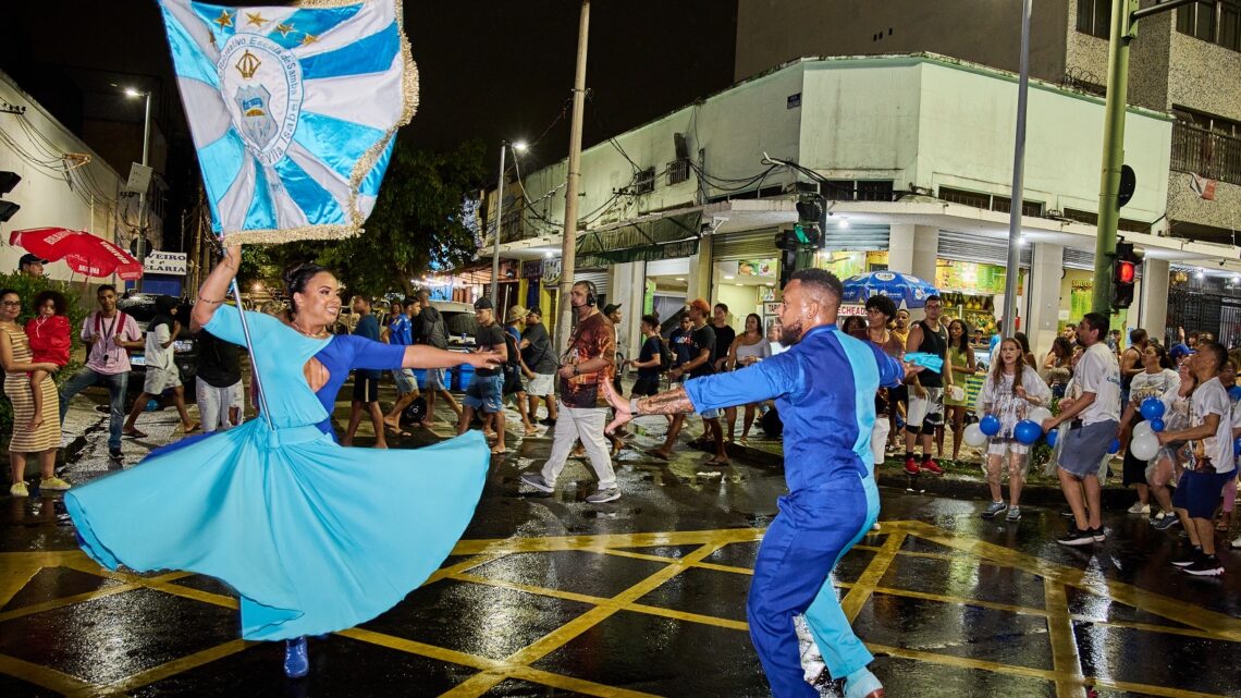 Comunidade da Vila Isabel dá show debaixo de chuva no primeiro ensaio de rua para o Carnaval 2024