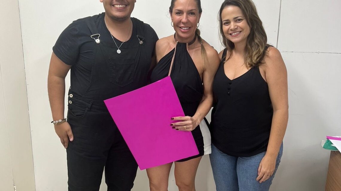 Vanessa Morett recebe figurino da mão dos carnavalescos Annik Salmão e Guilherme Estevão