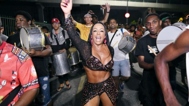 Rainha da bateria, Rose Nascimento se joga no samba em ensaio de rua da Acari