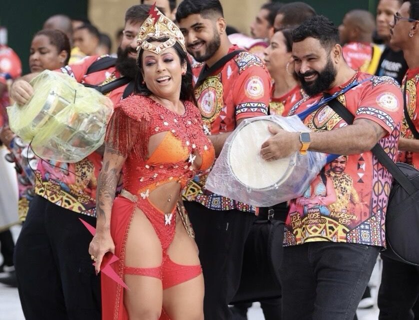 Rainha de Bateria, Rose Nascimento se caracteriza de Iansã e traz mensagem reflexiva em figurino