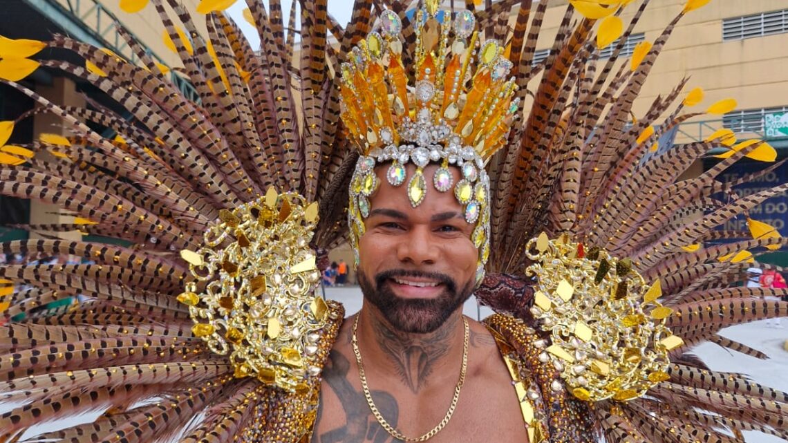 Rei de bateria Anderson Reis brilha em mini desfile da União do Parque Acari