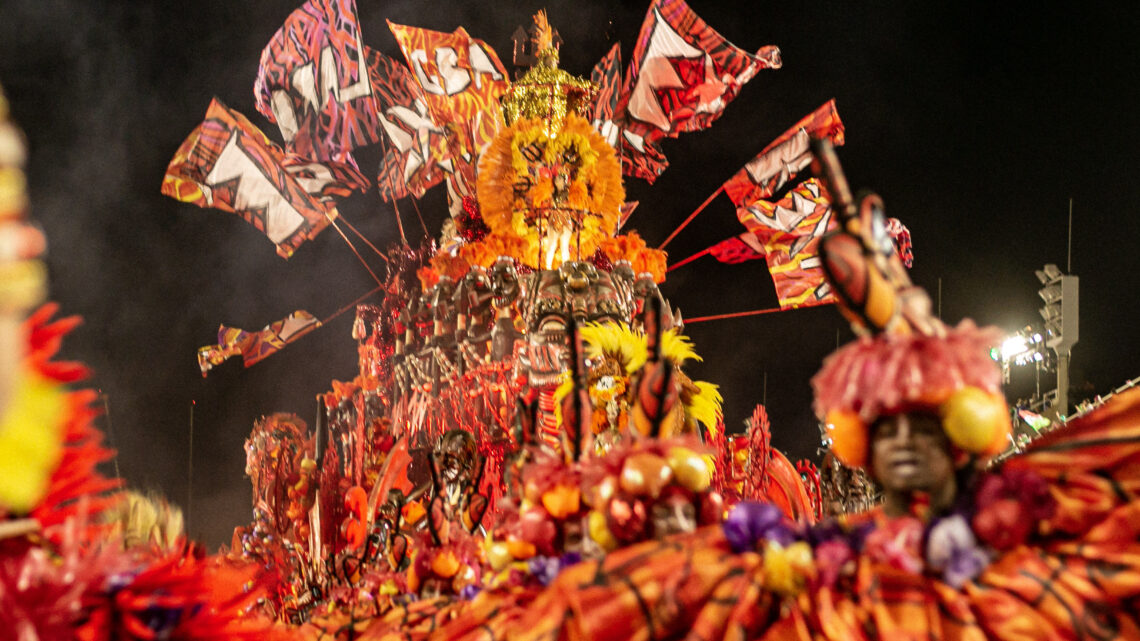 “Laroyê, Grande Rio”: desfile campeão de Exu vira exposição de arte no MAR