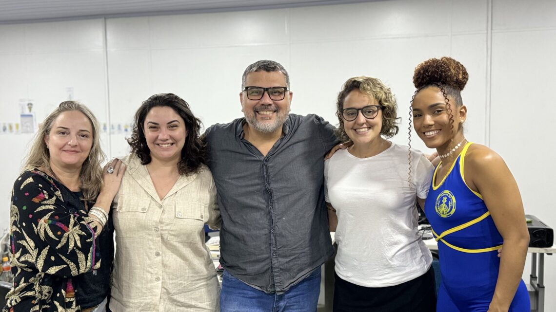 Filhas de Aldir Blanc visitam barracão do Tuiuti e confirmam participação no desfile da escola