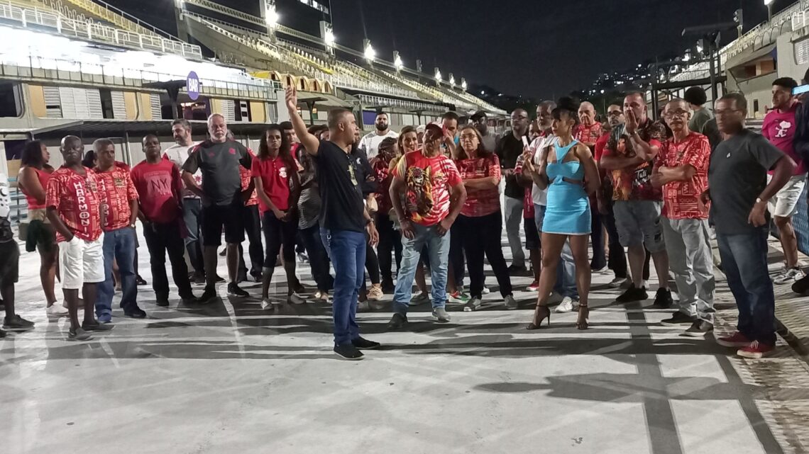 Equipe de Harmonia da Porto da Pedra faz visita técnica no Sambódromo