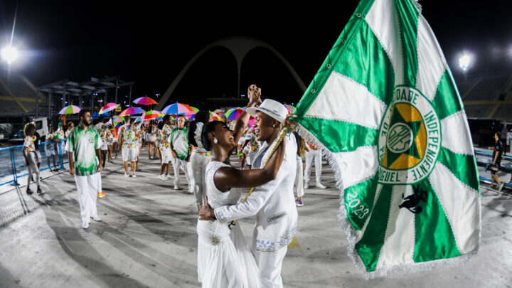 Público lota as arquibancadas na primeira noite de ensaios técnicos