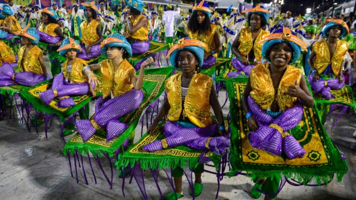 Rio Carnaval ganha mais um dia festivo com desfiles das escolas mirins
