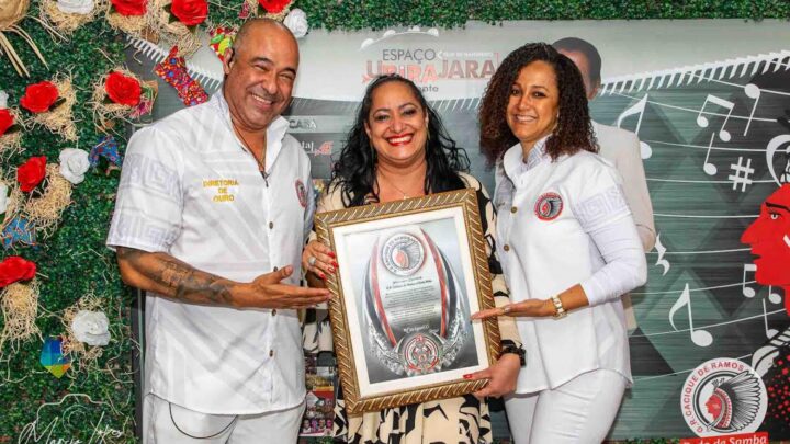 Carla Brito é homenageada pelo Cacique de Ramos em solenidade emocionante