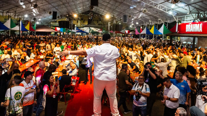 Escolas de samba apresentam enredos em evento na Cidade do Samba