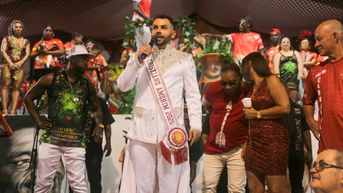 Cristiano Amorim recebe faixa de muso e é aclamado pela comunidade da Estácio