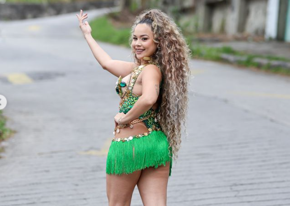 Carolina Fortes disputa lugar na Corte do Carnaval 2025 representando o Império da Tijuca