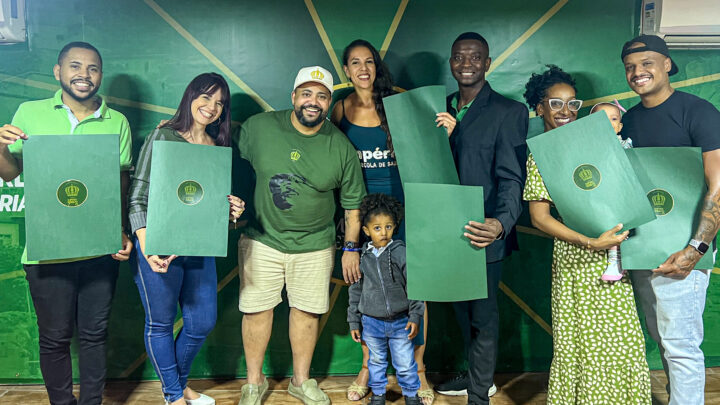 Casais de mestre-sala e porta-bandeira do Império Serrano conhecem figurinos para o Carnaval 2025