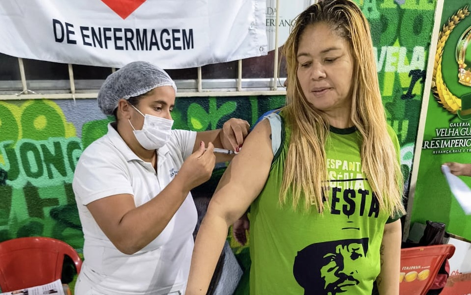 Império Serrano realiza ação de saúde no Outubro Rosa com foco na prevenção e cuidados das mulheres