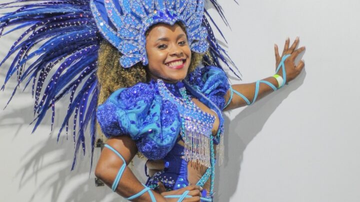 Passista Carine Almeida é a representante da Acadêmicos de Niterói no concurso da corte do carnaval 2025