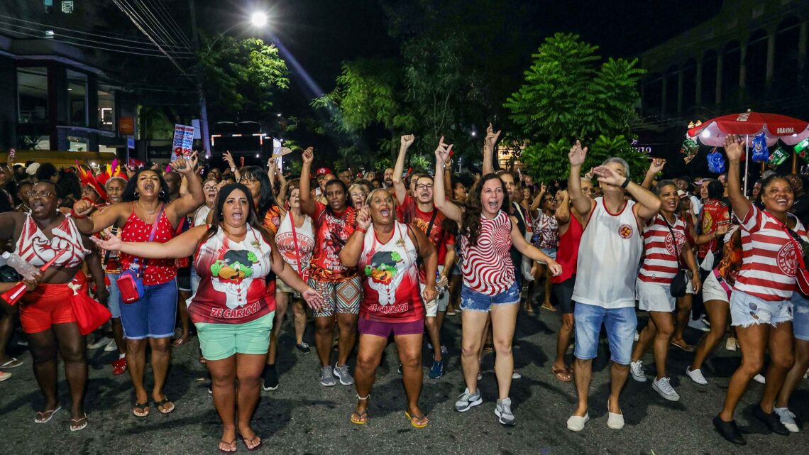 Acadêmicos do Salgueiro realiza primeiro ensaio de rua nesta quinta-feira