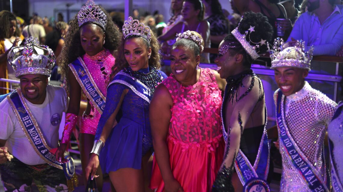 Vestida de bailarina, Cacau Protásio encanta no mini-desfile da Série Ouro na Cidade do Samba