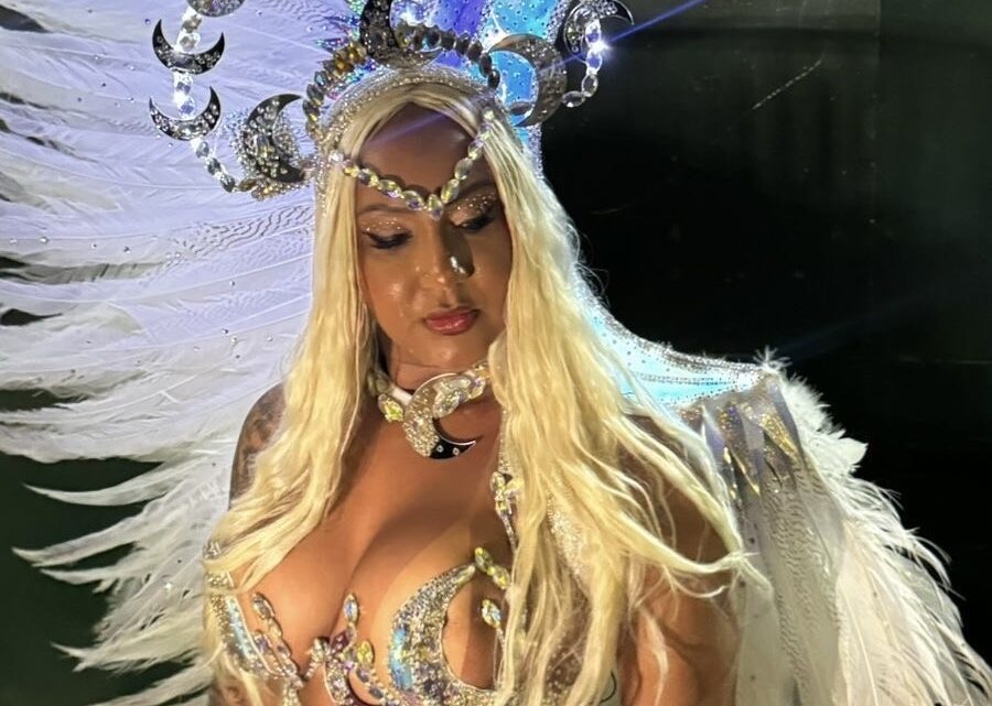 Interpretando Jaci, Lilian Brito se destaca em mini desfile da Estácio de Sá