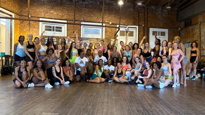 Unidos do Jacarezinho prepara ala coreográfica de estrangeiros para o próximo desfile