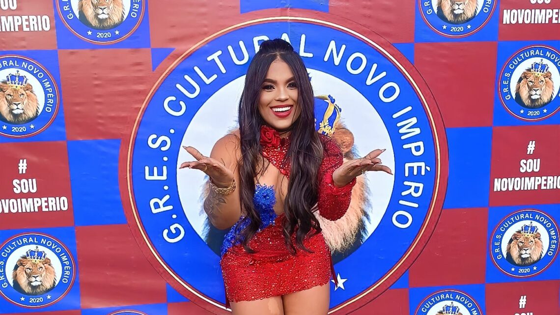 Rainha da escola, Caroline Lima marca presença na feijoada da vitória da Novo Império